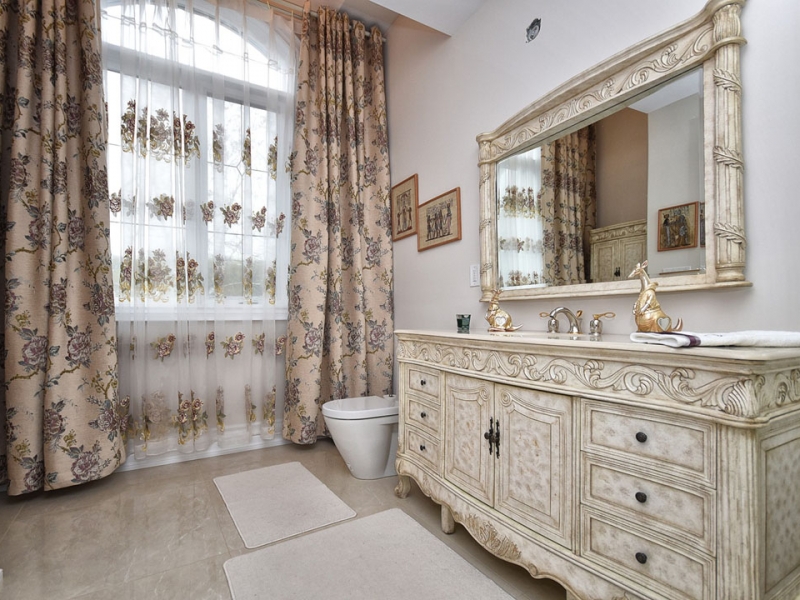 master-bedroom-toilet-double-vanity
